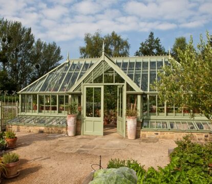 Large freestanding greenhouse