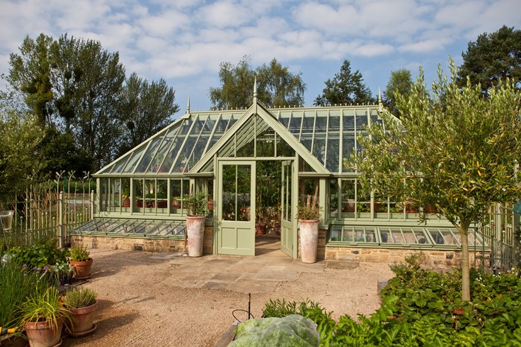 Large freestanding greenhouse