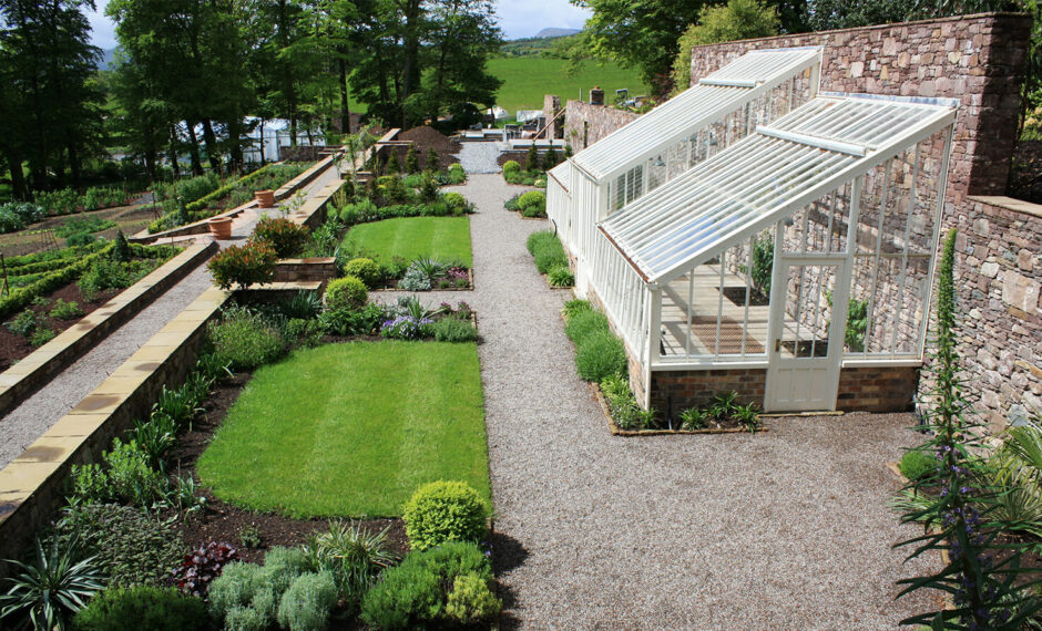 Mono-pitch aluminium greenhouse with a raised central area
